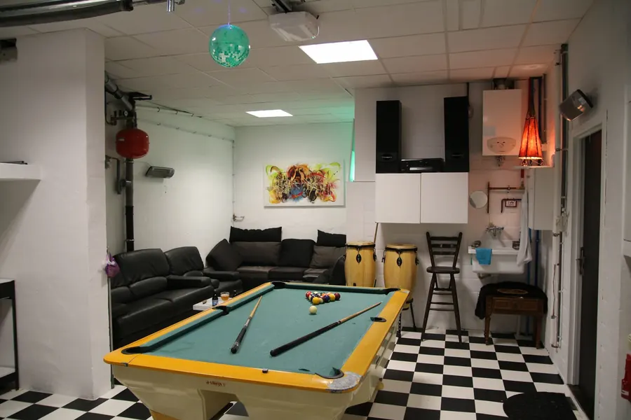 Der Spielraum: Billardtisch, Darts, Ledersofas und Schachbrettboden